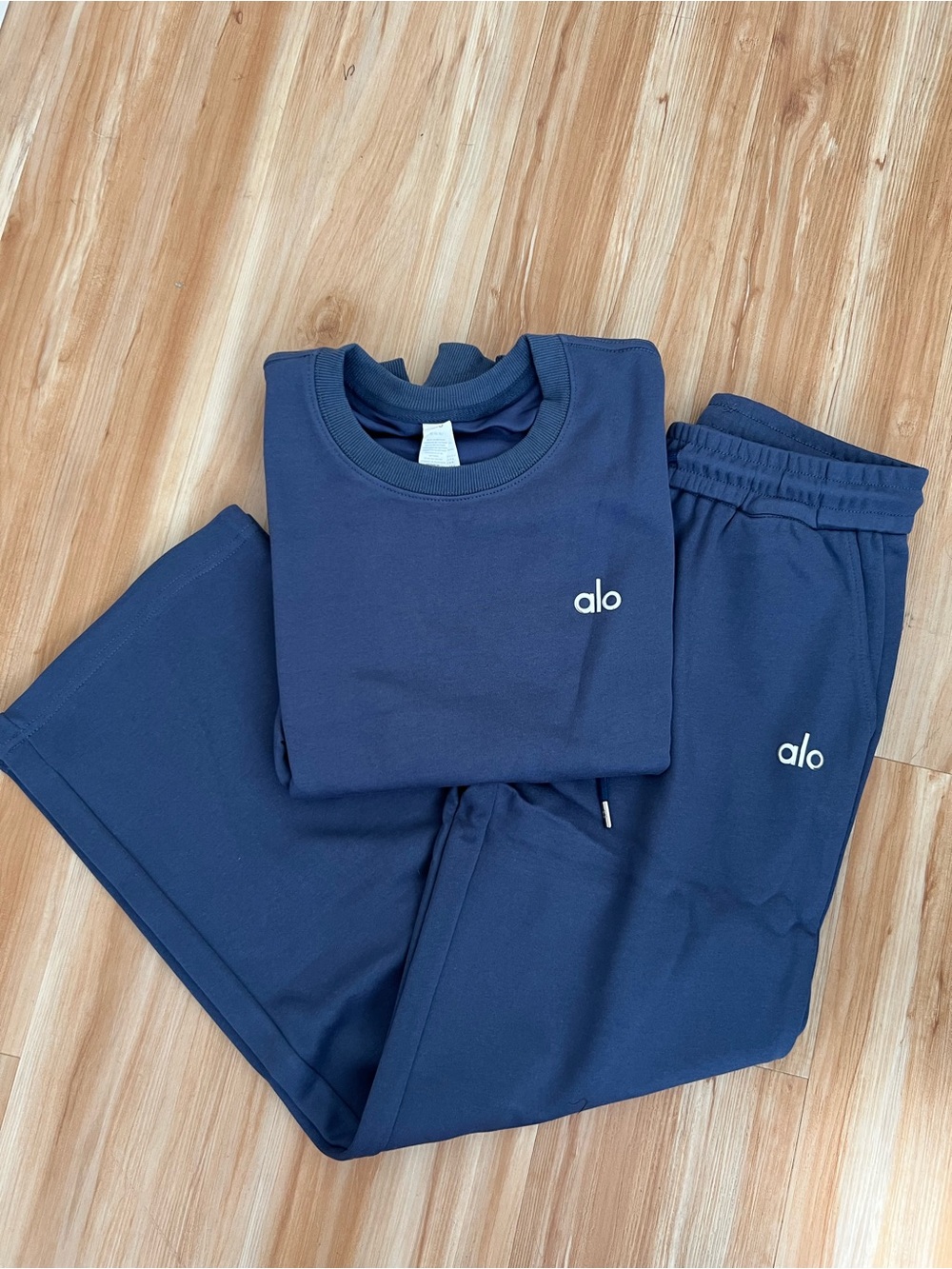 Alo Navy Logo Sweatshirt & Jogger Set - Picture 4 of 5